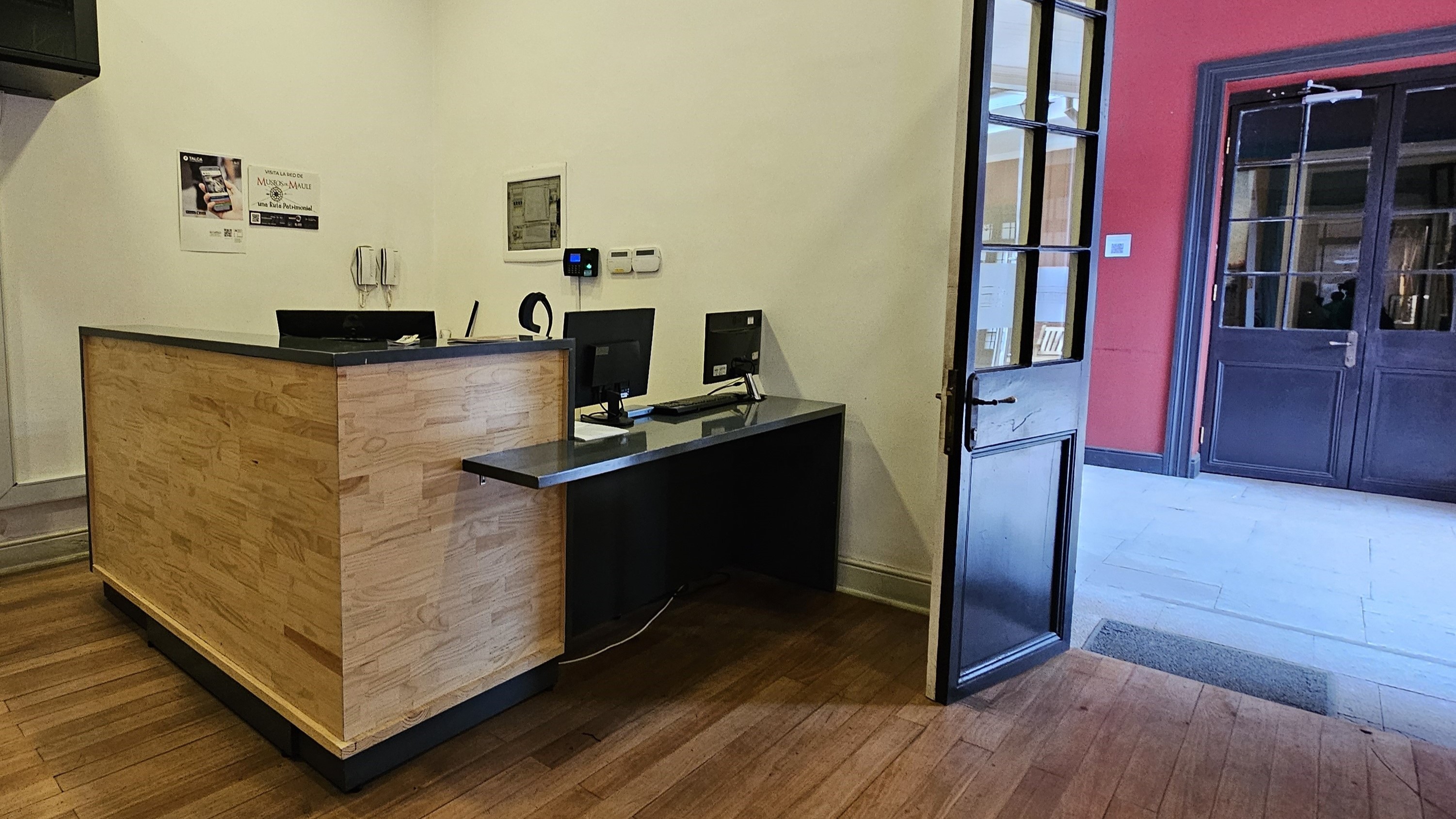 Fotografía del mesón accesible, con fácil acceso para usuarios de silla de ruedas